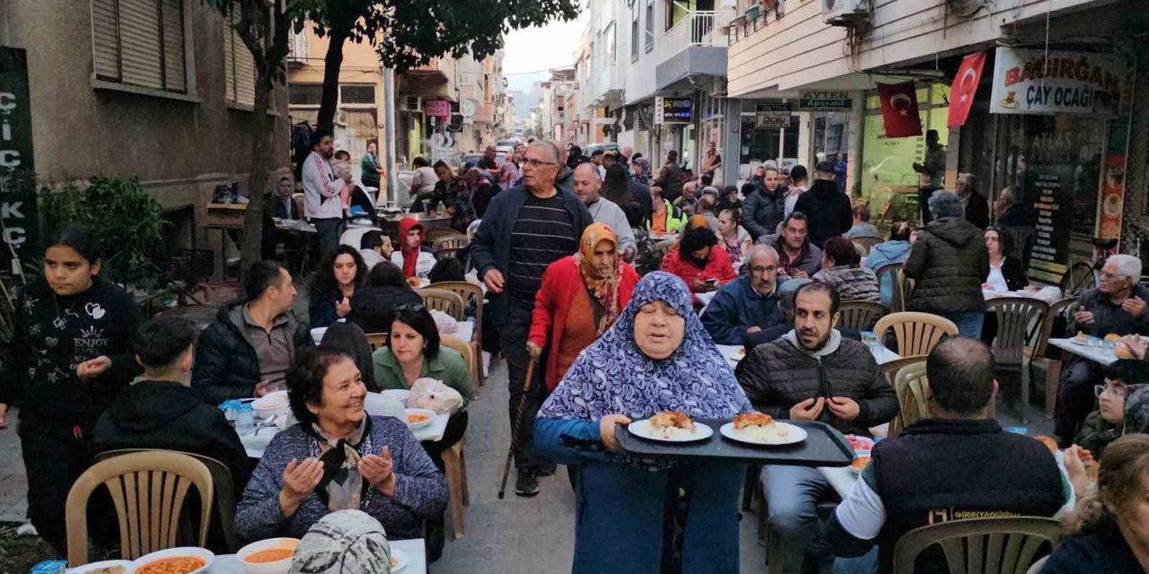 Nazilli’de Kuaförler Sokağı Sakinleri  Gelenek Haline Gelen İftarda buluştu