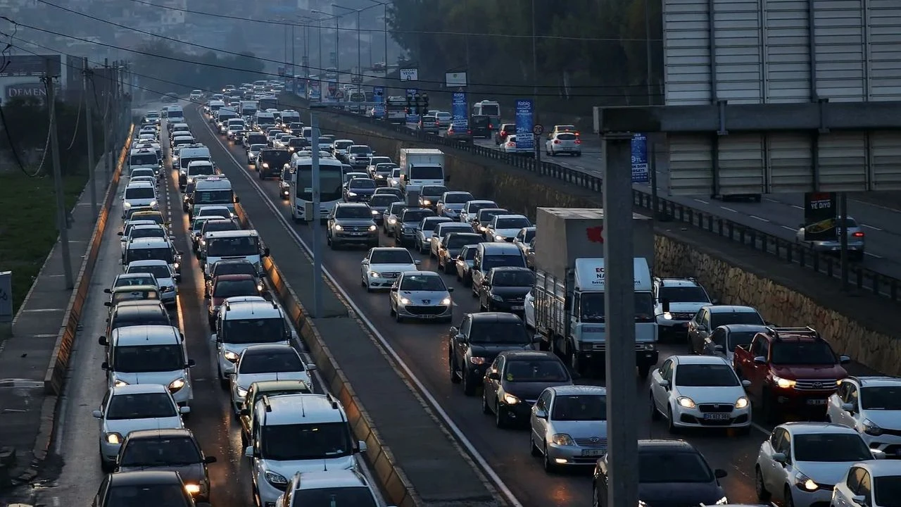 İzmir’de Araç Sayısı Rekora Koşuyor: 2 Milyona Yaklaştı!