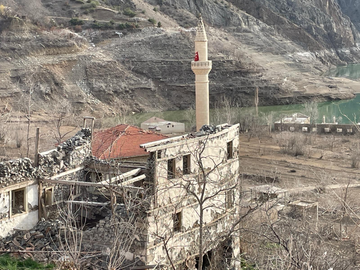 Sular Altındaki Köy Açığa Çıktı.