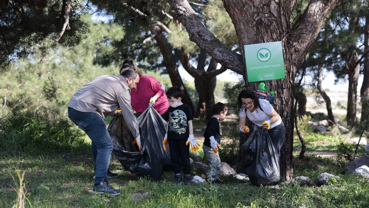 Konak’ta Temizlik Seferberliği 750 Poşet Çöp Toplandı!